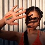 "Como a Luta de Ada Contra a Violência e o Preconceito Reflete a Realidade da Comunidade LGBTQIA+ no Brasil"
