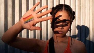 "Como a Luta de Ada Contra a Violência e o Preconceito Reflete a Realidade da Comunidade LGBTQIA+ no Brasil"