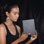 "Ariana Grande: O Preço do Sucesso e os Desafios da Saúde Mental na Indústria do Entretenimento"