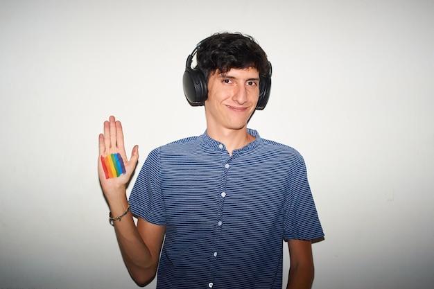 "Fernando Pedrosa: Como um Comediante LGBTQIA+ Transformou o Stand-Up e Conquistou o Público em Nove Anos"