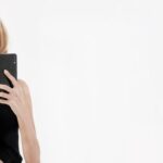 "Desabafo de Britney Spears sobre traumas emocionais provoca reflexões sobre abusos e silenciamento na indústria da música"