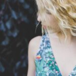"Millie Bobby Brown e sua nova estética: O que a transformação capilar e o vestido ousado revelam sobre seu futuro na indústria do entretenimento?"