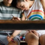 "Como um novo guia da Just Like Us busca combater a homofobia nas escolas e apoiar pais de crianças LGBT+"