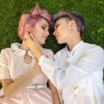 "Conexões Discretas: O Que Realmente Aconteceu Entre Ariana Grande e Ethan Slater Durante o SAG Awards 2025?"