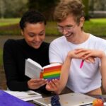 "Aumento da Linguagem Homofóbica nas Escolas: Novo Guia da Just Like Us Busca Apoiar Pais de Jovens LGBTQ+"