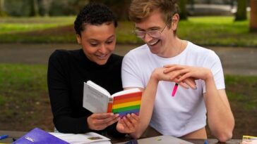 "Aumento da Linguagem Homofóbica nas Escolas: Novo Guia da Just Like Us Busca Apoiar Pais de Jovens LGBTQ+"