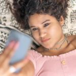 "Monique Evans Revela Conflito Familiar e Uso de Perfil Falso para Acompanhar Netos em Entrevista no Baile da Vogue"