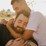 "Explorando o Triângulo Amoroso Gay e Histórias Assombradas: O Retorno do Programa 'Ghosting' da CBC"