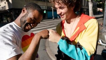 Desafios Persistentes: Como o Ambiente Escolar Ainda Complica a Vida dos Jovens LGBT+ em Meio às Conquistas Históricas