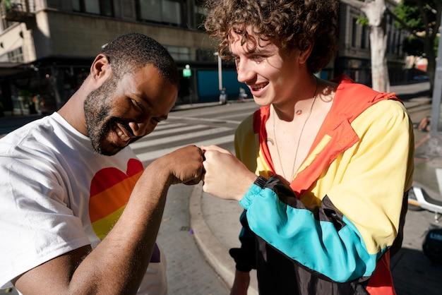 Desafios Persistentes: Como o Ambiente Escolar Ainda Complica a Vida dos Jovens LGBT+ em Meio às Conquistas Históricas