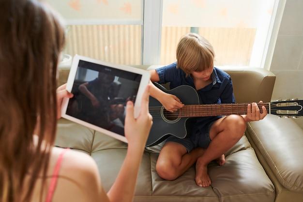 "Como Estudantes da Universidade da Virgínia Estão Transformando a Experiência do Rádio em uma Comunidade Musical Autêntica"