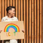 "Legado de The Vivienne: Como a Morte do Drag Queen Transformou a Comunidade LGBTQ+ e Inspirou uma Homenagem Emocionante"
