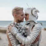 "Como a nova produção de 'Edward II' revela conexões entre a história da realeza britânica e as lutas contemporâneas da comunidade LGBTQ+"