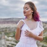 "Ariana Grande: A Nova Interpretação de um Clássico no Tapete Vermelho do Oscar 2025"