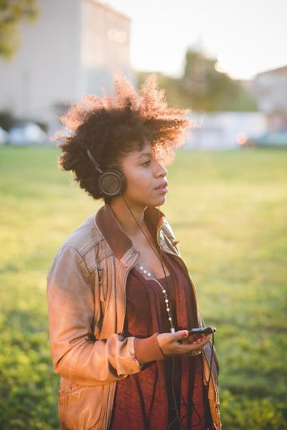 "Artistas Negros que Transformaram a Indústria Musical: Reflexões sobre Conquistas e Legados no Mês da História Negra"