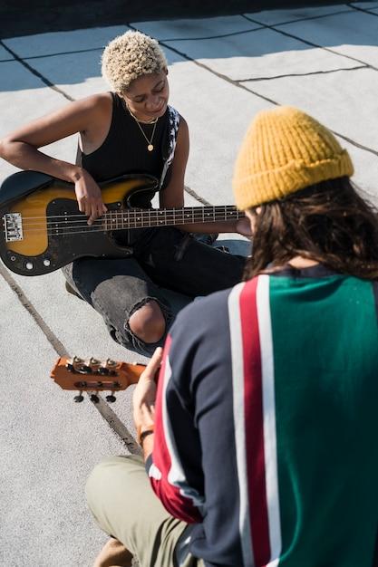 "Novos Lançamentos Musicais LGBTQ+: Como Artistas Estão Redefinindo a Identidade e a Expressão na Música Contemporânea"