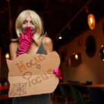 "Lady Gaga Lança Novo Álbum e Revitaliza Legado Familiar em Restaurante Icônico de Nova York"