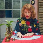 "Como a Designer Dilara Findikoglu Está Transformando a Moda e Desafiando Normas Culturais com Suas Criações Ousadas"