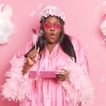 "Marmalade Quebra Recorde Mundial com Vestido de 1.862 Flores: Um Olhar sobre a Criatividade e os Desafios na Comunidade Drag"