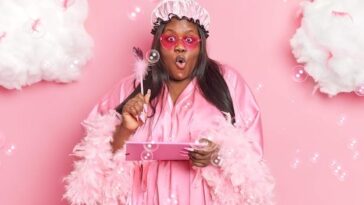 "Marmalade Quebra Recorde Mundial com Vestido de 1.862 Flores: Um Olhar sobre a Criatividade e os Desafios na Comunidade Drag"