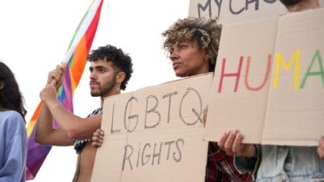 "Protesto em Columbia: Comunidade LGBTQ+ se Mobiliza Contra Legislações Restritivas e o Legado de Trump"