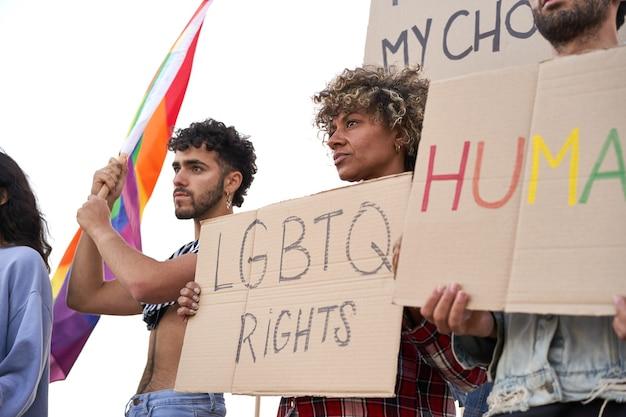 "Protesto em Columbia: Comunidade LGBTQ+ se Mobiliza Contra Legislações Restritivas e o Legado de Trump"