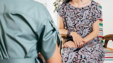 "Como a Designer Turca Dilara Findikoglu Está Transformando a Moda e Provocando Debates sobre Gênero e Sexualidade"