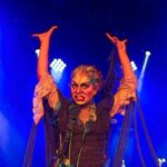 "Gloria Groove cai do palco durante show no Carnaval de Recife: o que aconteceu e como os fãs reagiram"