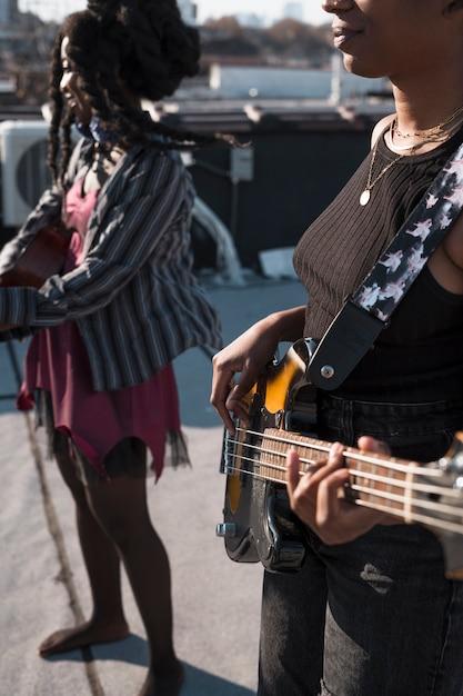 "Artistas Menores e Comunidade LGBTQIA+ Pedem Reconhecimento e Apoio Durante o Carnaval em Salvador"