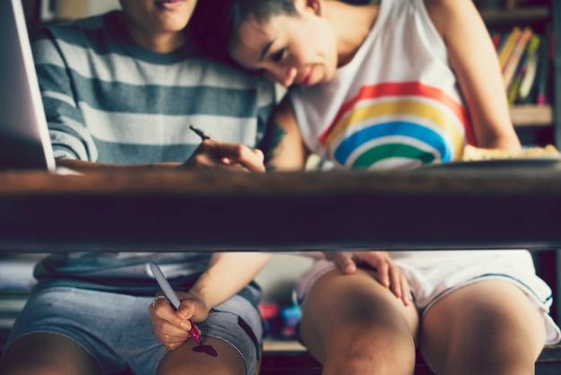 "Famílias LGBTQ+ se Reúnem em Hauppauge para Celebrar a Diversidade e Resistir a Políticas Restritivas do Governo"
