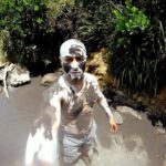 "Violência em Haifa: Ataque deixa um morto e quatro feridos, levantando questões sobre segurança e solidariedade na comunidade"