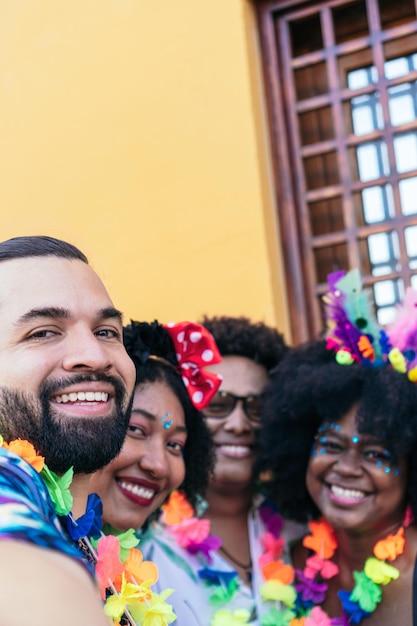 "Bloco da Pabllo no Carnaval de 2025: Celebração da Diversidade e Conscientização em Meio a Desafios Sonoros"