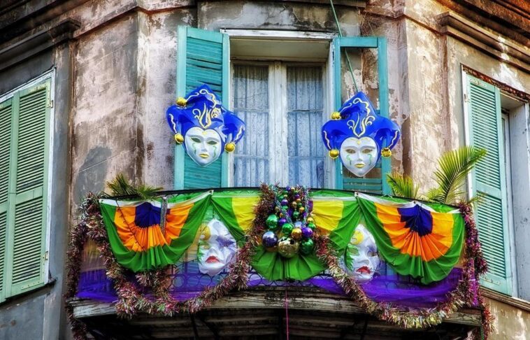 "Mardi Gras em Nova Orleans: Paradas Ameaçadas por Tempestades e Medidas de Segurança Reforçadas"