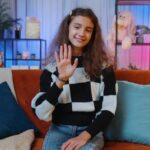 "Millie Bobby Brown Enfrenta Críticas à Sua Aparência e Desafia Padrões de Beleza em Vídeo Impactante"