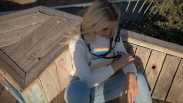 "Conflito em escola italiana: Estudante de 13 anos se recusa a subir escada arco-íris e gera debate sobre liberdade de expressão e ideologia de gênero"