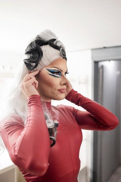 "Novo Documentário 'Dear Viv' Revela a Vida e Legado da Drag Queen The Vivienne: O Que Esperar?"