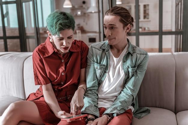 "Após a Perda: A Jornada de Eric A. Gordon em Busca do Amor e da Autodescoberta na Comunidade Queer"