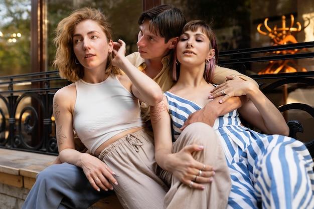 "Colaboração entre Magda Butrym e H&M: O que esperar da coleção que promete redefinir a moda feminina?"