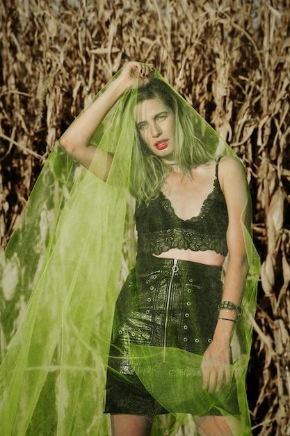 "Como um Simples Pedido de Casamento com uma Lâmina de Grama Transformou a Música de Lady Gaga"