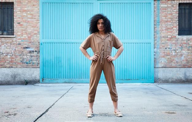 "Como Celebridades Transformam Atividades Cotidianas em Oportunidades de Moda: Um Olhar Sobre Estilos de Rua"