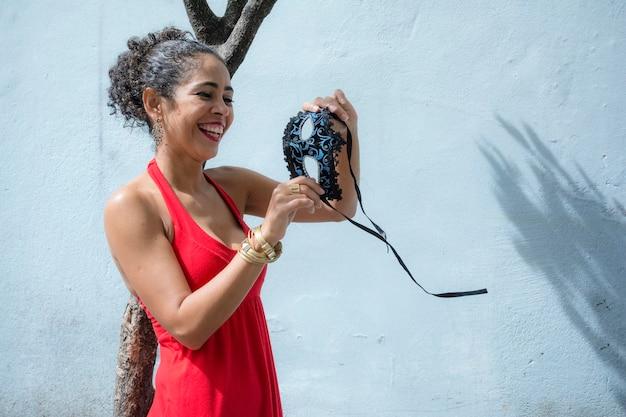 "Anitta Homenageia Rebeca Andrade em Show de Carnaval: Como a Celebração do Dia Internacional da Mulher Reflete a Luta pelo Reconhecimento no Esporte"