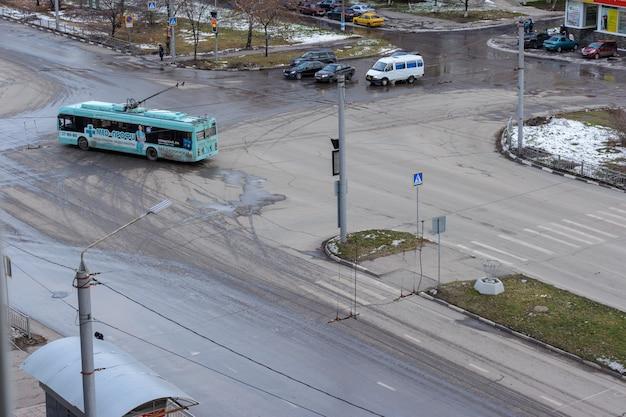 Acidente de ônibus em West Kelowna: O que levou o veículo a sair da estrada e causar engarrafamento?