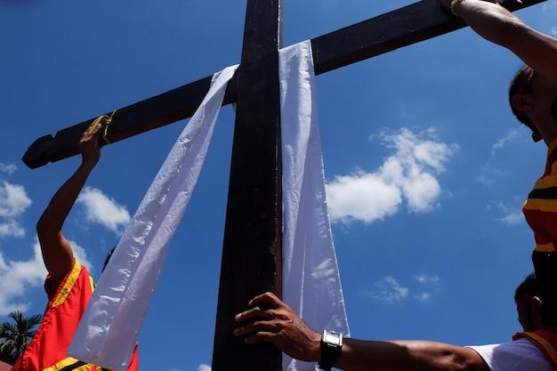 "Heroísmo em Tempos de Tragédia: A Homenagem de Glória Perez à Professora que Deu a Vida por Suas Alunas"