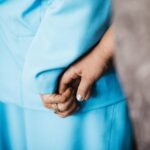 "Manifestação em Napoli: Mulheres Pintam 'Guerra alla Guerra' e Reafirmam Direitos Reprodutivos em Ato de Resistência"