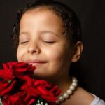 Rihanna Compartilha Momentos Inéditos do Nascimento de Seus Filhos e Celebra a Maternidade em Homenagem ao Dia Internacional da Mulher