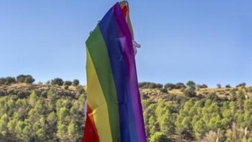 Intervenção Policial em Çanakkale: O Que Motivou a Apreensão de Bandeira LGBT Durante o Dia Internacional da Mulher?