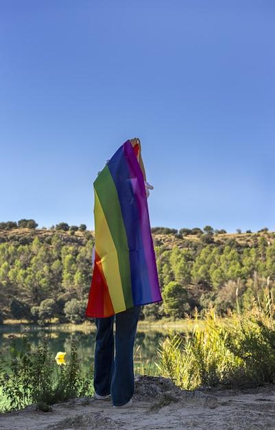 Intervenção Policial em Çanakkale: O Que Motivou a Apreensão de Bandeira LGBT Durante o Dia Internacional da Mulher?