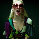 "Lady Gaga no SNL: Humor, Reflexões e o Impacto de sua Estreia como Apresentadora"