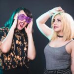 "Lady Gaga Brinca com Críticas em SNL e Celebra Marco na Indústria do Entretenimento"