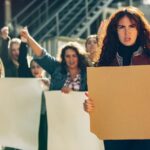 "Expulsões na Universidade de Cinema e Teatro Shota Rustaveli: Protestos Estudantis Levantam Questões sobre Liberdade de Expressão na Geórgia"